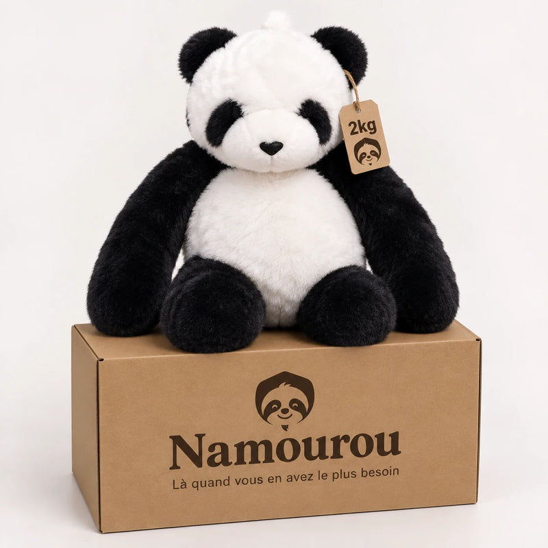 Peluche lestée Panda Namourou, 2 kg, assise sur son carton